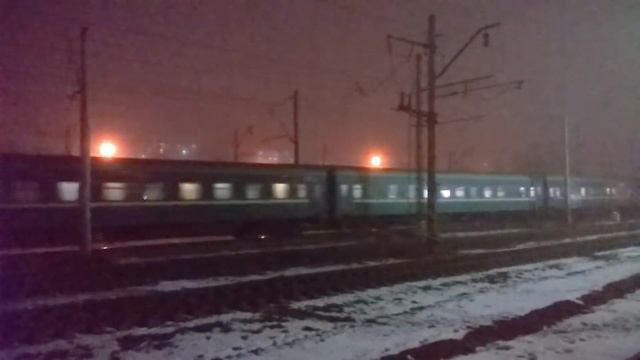 ЧС4 с поездом 013 Киев-Солотвино проезжает ст. Вишневое. Киевщина смотреть онлайн