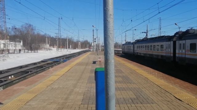 Электровоз ВЛ11.8 722/712а с грузовым поездом на станции Яхрома смотреть онлайн