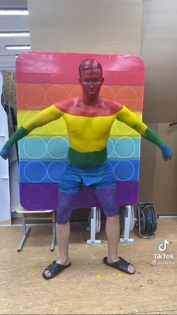 АРИШНЕВ ТАНЦУЕТ В РАДУЖНОМ РАСКРАСЕ! смотреть онлайн