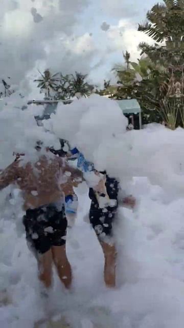 Weekend Foam Party at Flamingo Beach Club смотреть онлайн