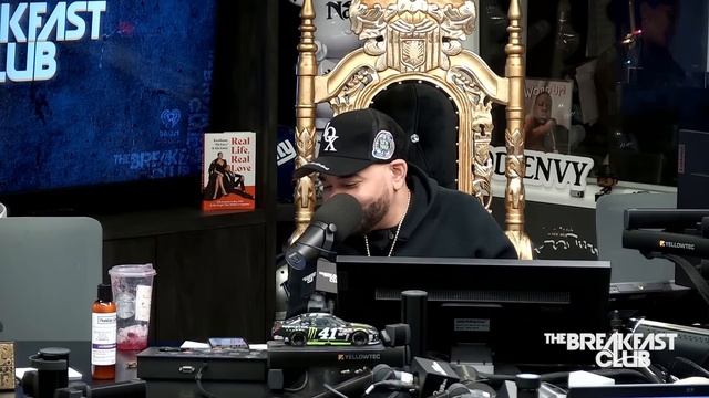 'How Should I Handle 2 Girlfriends & A Daughter?' смотреть онлайн