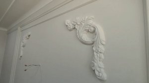 Покраска стен валиком и кисточкой. Покраска молдингов и плинтусов из полиуретана.