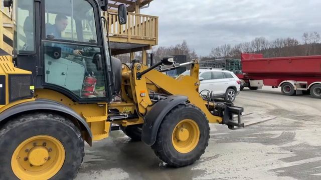 Köp Hjullastare CAT 908H2 med skopa på Klaravik смотреть онлайн