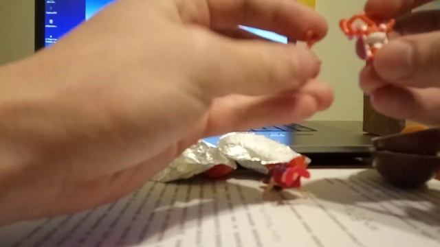 ШОК! Напівпрофесійний актор розпаковує Kinder в пошуках сюрпризу! +молоко -какао