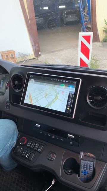 в Мереседес Спринтер установили мультимедийный монитор и подключили камеру для парковки на него смотреть онлайн