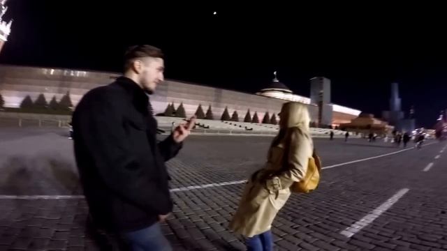 Задаем девушкам 3 простых вопроса - Поцелуй пранк смотреть онлайн