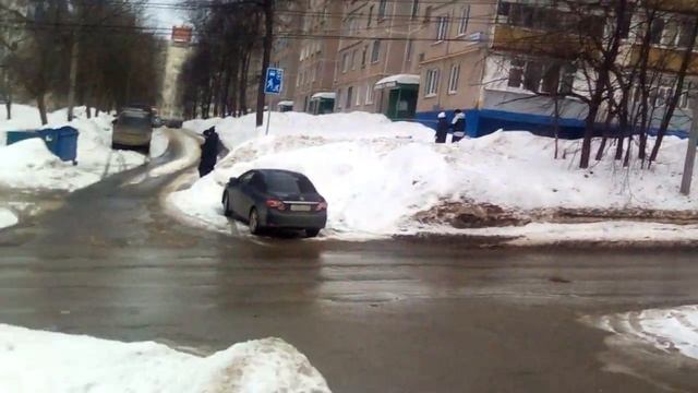 Голуби кушают на ул. Эльгера (18.III.2021) смотреть онлайн
