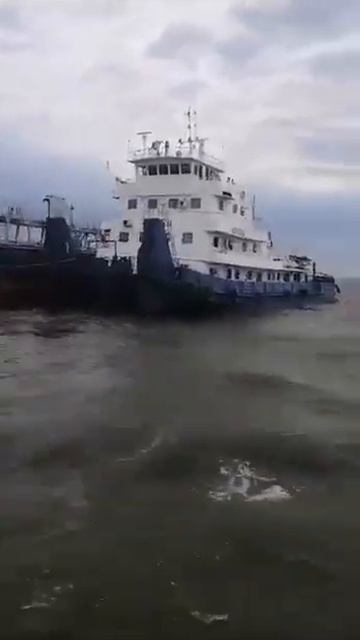 Поврежденный танкер Sig после атаки украинского морского беспилотника смотреть онлайн