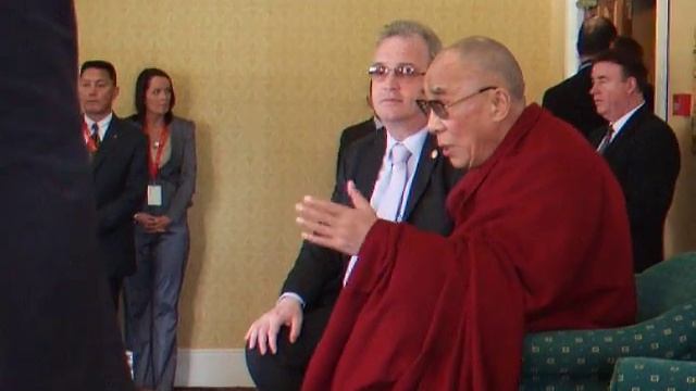 Dalai Lama says journalists need long noses (Dublin, Apr 13, 2011).AVI смотреть онлайн
