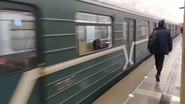 81-717/714.5 (2-2-2) уходит в оборотный тупик за станцией "Селигерская" смотреть онлайн