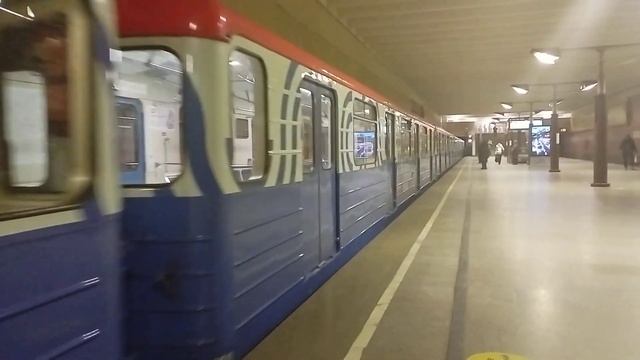 Прибывает на станции Волжской номерной 81-715#метро #metro #metrotv смотреть онлайн