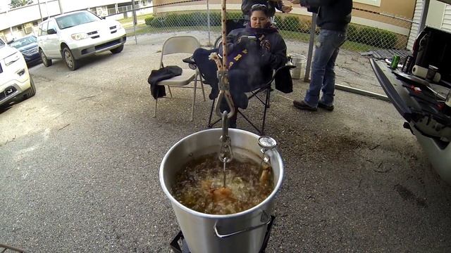 How to deep fry a turkey the proper way. Safety and prep tips included. deep fried turkey goodness смотреть онлайн