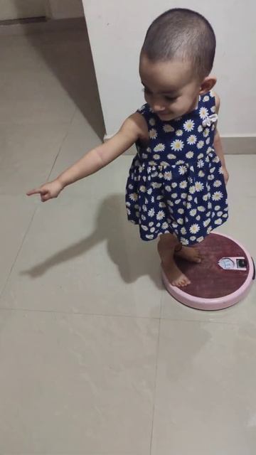 Radhya on the weighing machine(2) смотреть онлайн