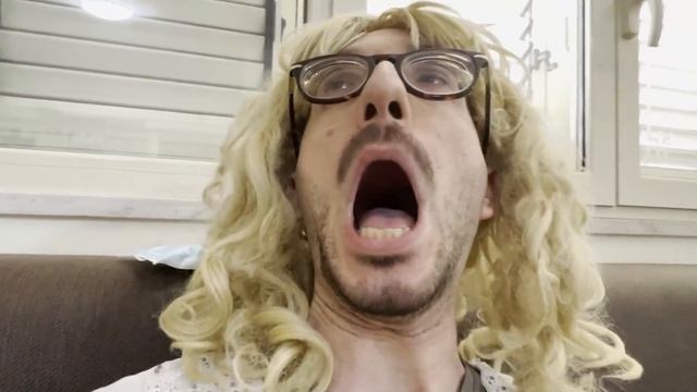 Mio figlio vede per la PRIMA VOLTA Carolina e non la prende bene смотреть онлайн