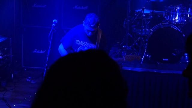 Struggle Monkey covers Pink Floyd. Snow throws snacks at the crowd. 😂 😃 Another Brick in the Wall смотреть онлайн