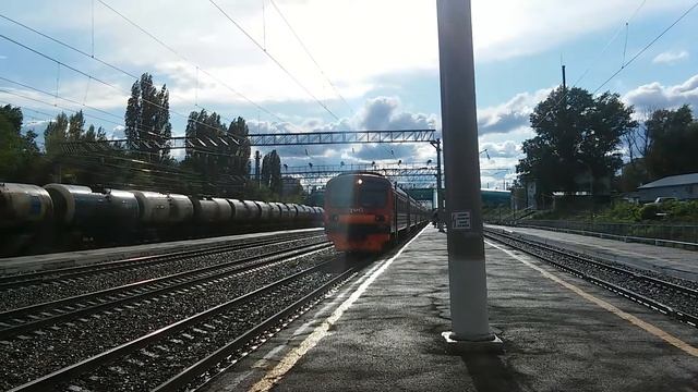 Прибытие и отправление ЭД9М 0111 + приветливый машинист смотреть онлайн