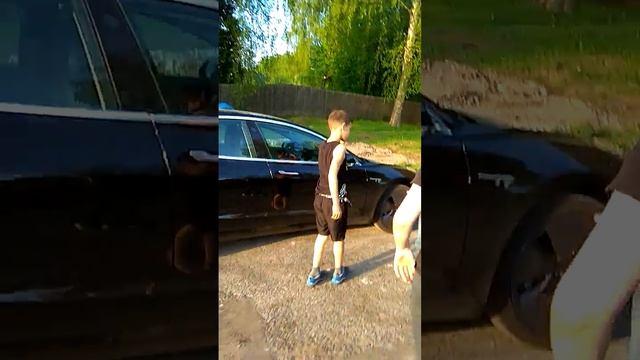 Нашли машину Tesla невероятно... смотреть онлайн