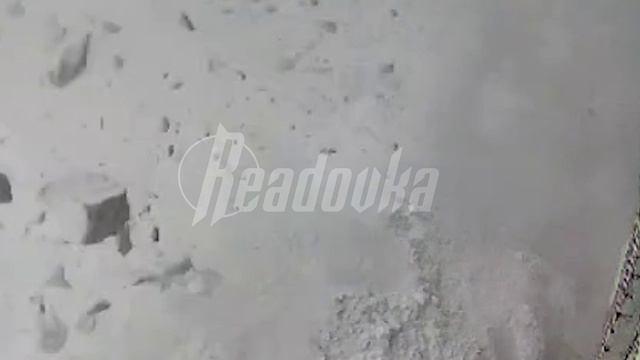 Небольшая порция большого везения с Сахалина — мужик лишь чудом не попал под свалившуюся наледь смотреть онлайн