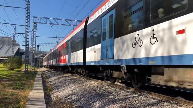 Электричка ЭГ2Тв-009 "Иволга" отъезжает от станции "Щукинская" в сторону "Стрешнево" (10.10.2021) смотреть онлайн