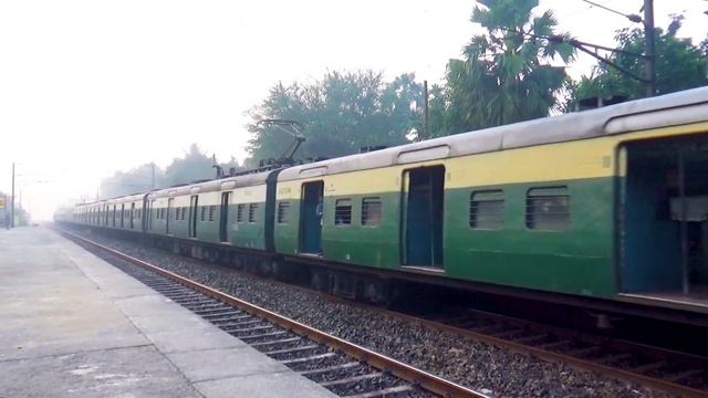 ICF made MEDHA Local and EMU local train back to back crossing in a very cold morning смотреть онлайн