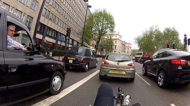 Unimpressed cabbie - "got enough cameras there, haven't you?" смотреть онлайн