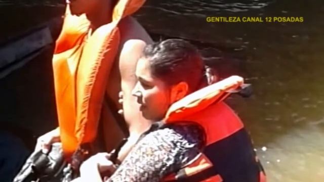 Prefectura le salvó la vida a tres personas que habían caído al agua смотреть онлайн