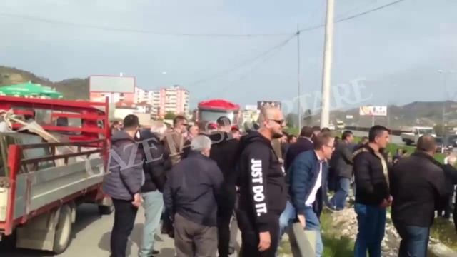 Qytetaret Nisin Bllokimin E Rrugeve. Pamja Eshte Marre Ne Vore