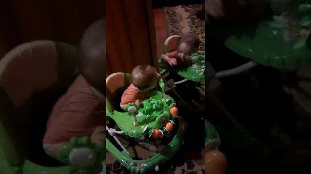 ..впервые увидел себя в зеркало... смотреть онлайн