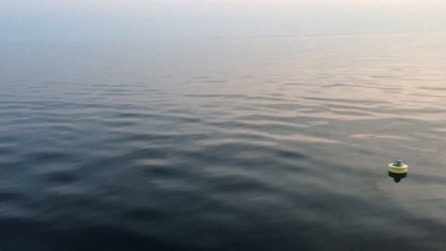 Наш спутниковый дрифтер качают волны Байкала. смотреть онлайн