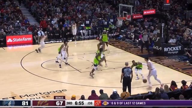 Anthony Edwards Insane double clutch dunk over Evan Mobley. смотреть онлайн