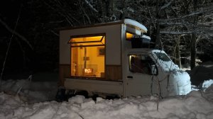 Одна, в маленьком домике на колесах, кемпинг в снег