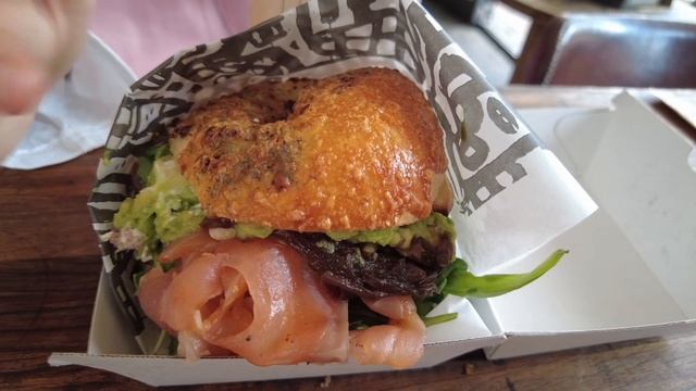 TRYING MASSIVE DELICIOUS BAGEL FROM PAPA'S BAGEL BAR, NEWCASTLE | SMOKED PASTRAMI & SMOKED SALMON смотреть онлайн