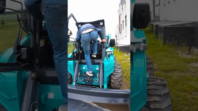 Мини-погрузчик Sunward SWL4028. Грузоподъемность: 1400 кг. смотреть онлайн