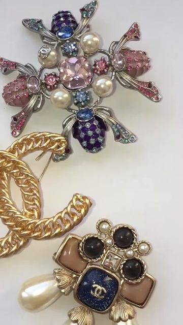 Брошки Chanel, новинки, распродажа.Скидки до 50%. Подробности на сайте магазина www.fashion-label.r смотреть онлайн
