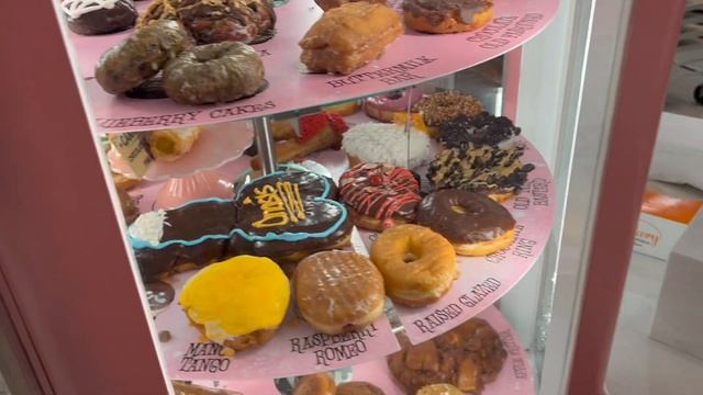 VOODOO DOUGHNUT REVIEW & MUKBANG смотреть онлайн