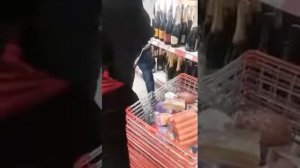 Поймали цыганку в пятерочке