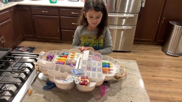Sadie Makes Poopsie Pooey Puitton Slime смотреть онлайн