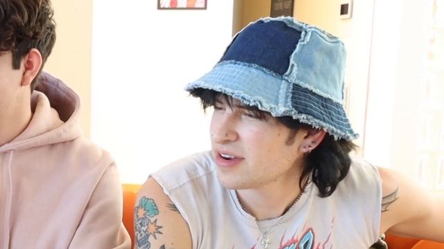 Questions You Shouldn't Ask A Couple (ft. Jake & Tara) смотреть онлайн