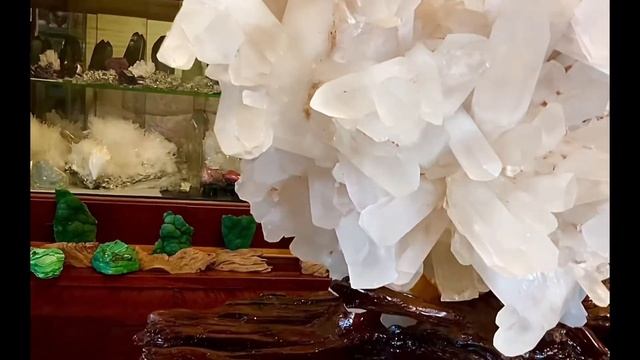 Большая друза горного хрусталя. 28.8кг. Мадагаскар. смотреть онлайн