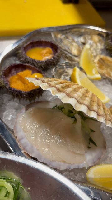 Сашими из лосося и тунца, гребешки и устрицы в рыбном кафе Форельпермь