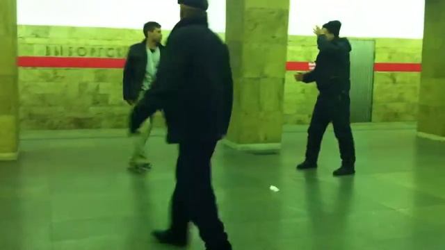 Двое нетрезвых деруться в метро смотреть онлайн