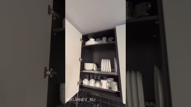 Видеообзор с экспертом: белая угловая кухня с черным глянцевым фартуком смотреть онлайн