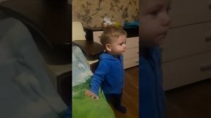 Плачет из за песни