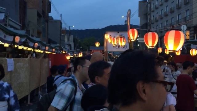 Ep. 5 #Geishaspotting: #Geisha serving drinks at the Gion Festival in #Kyoto, #Japan Part 2 смотреть онлайн