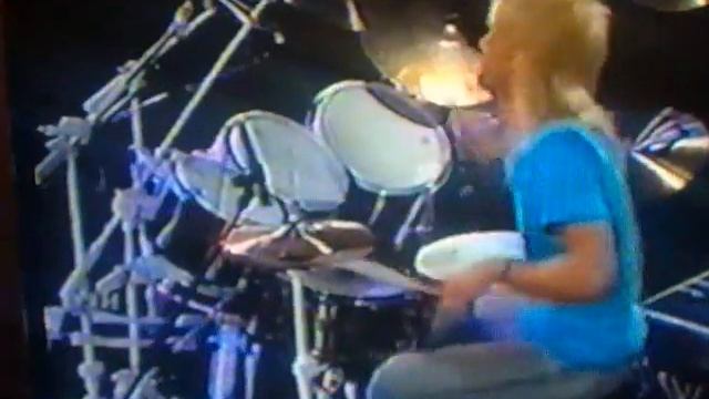 Gregg Bissonette demonstrates some cool licks. смотреть онлайн