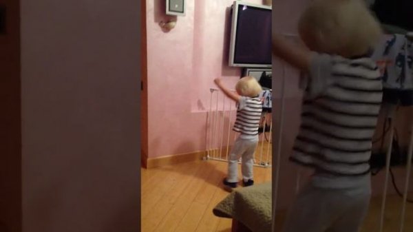 Елисей с бабулей зажигают