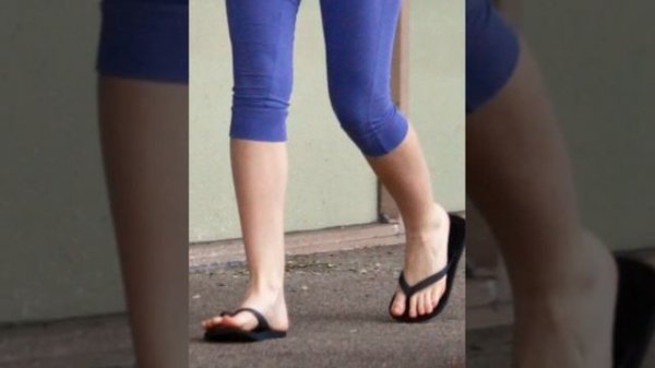 Dakota Fanning Feet & Legs (Close-Up)