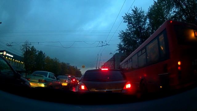 Видео: Автохам поворачивает налево через двойную сплошную линию смотреть онлайн