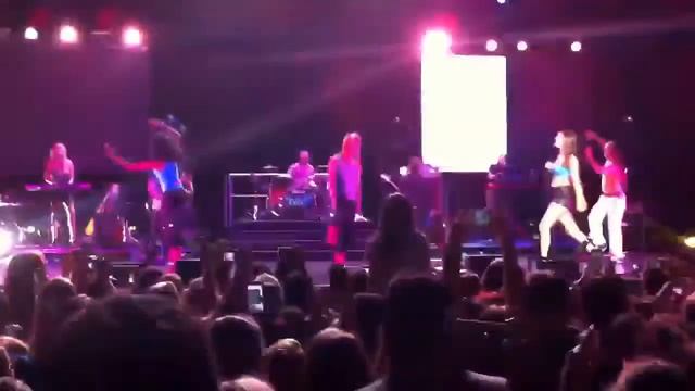 Victoria Justice Shake смотреть онлайн