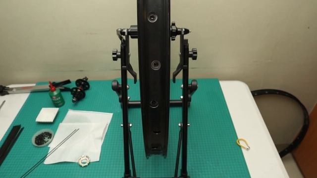 How to: Bike Wheelset Build - Building a 32 hole, 3 cross bike wheelset (Vlog 02) смотреть онлайн